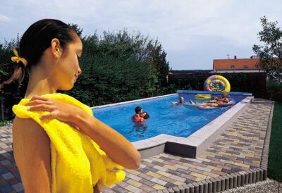 Pool mit Frau und gelbem Handtuch